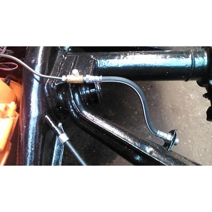 Brake line connector for vehicles with independent rear suspension (IRS)