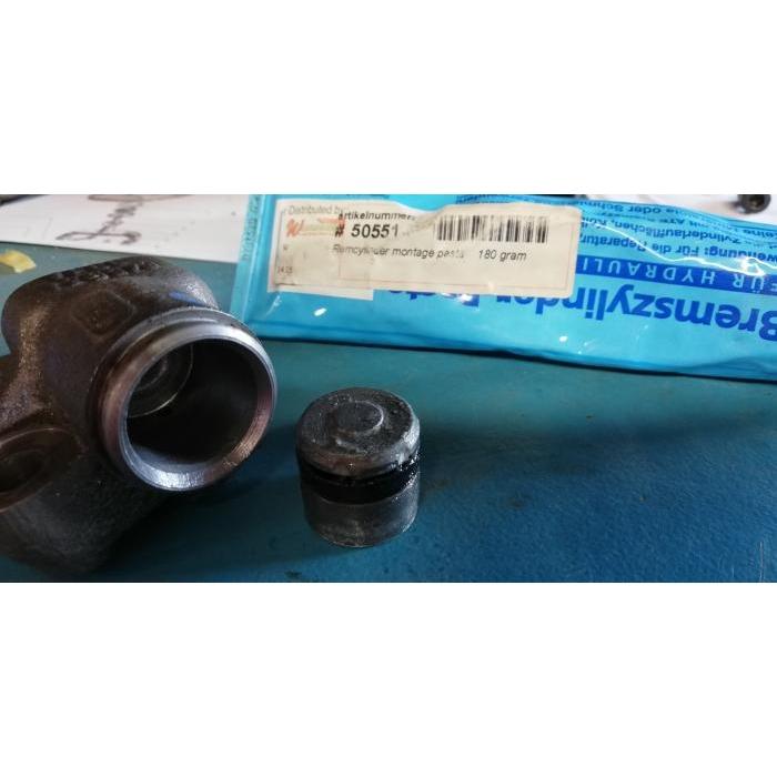 Brake cylinder paste